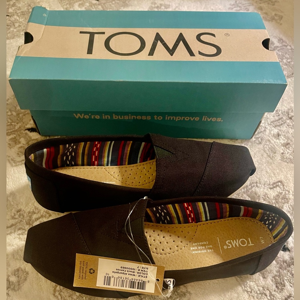 Size 7 NWT: TOMS CLASSIC Alpargata
Black Canvas